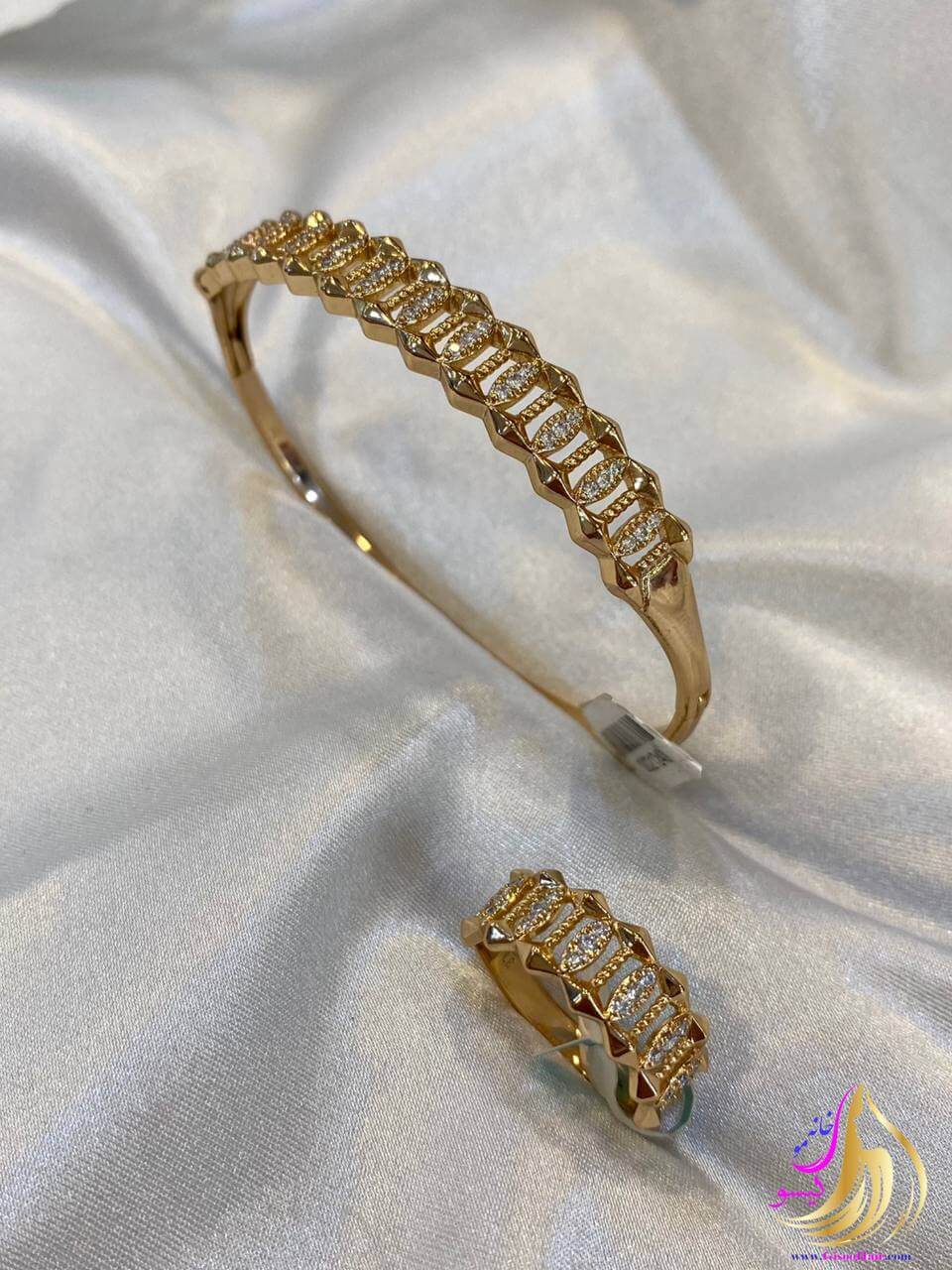 دستبند دستبند و انگشتر نگین دار طلایی دستبند دستبند و انگشتر نگین دار طلایی