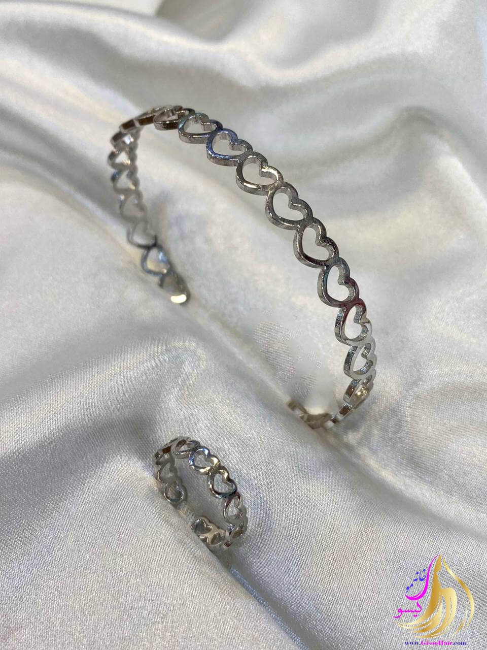 دستبند و انگشتر ست طرح قلب نقره ای دستبند و انگشتر ست طرح قلب نقره ای