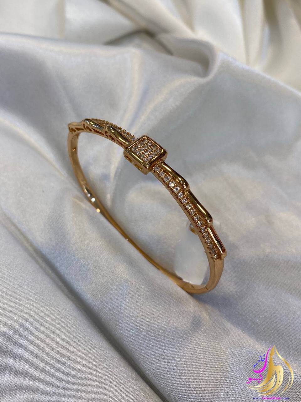 دستبند النگویی بنگل طلایی نگین دار مربع دستبند النگویی بنگل طلایی نگین دار مربع