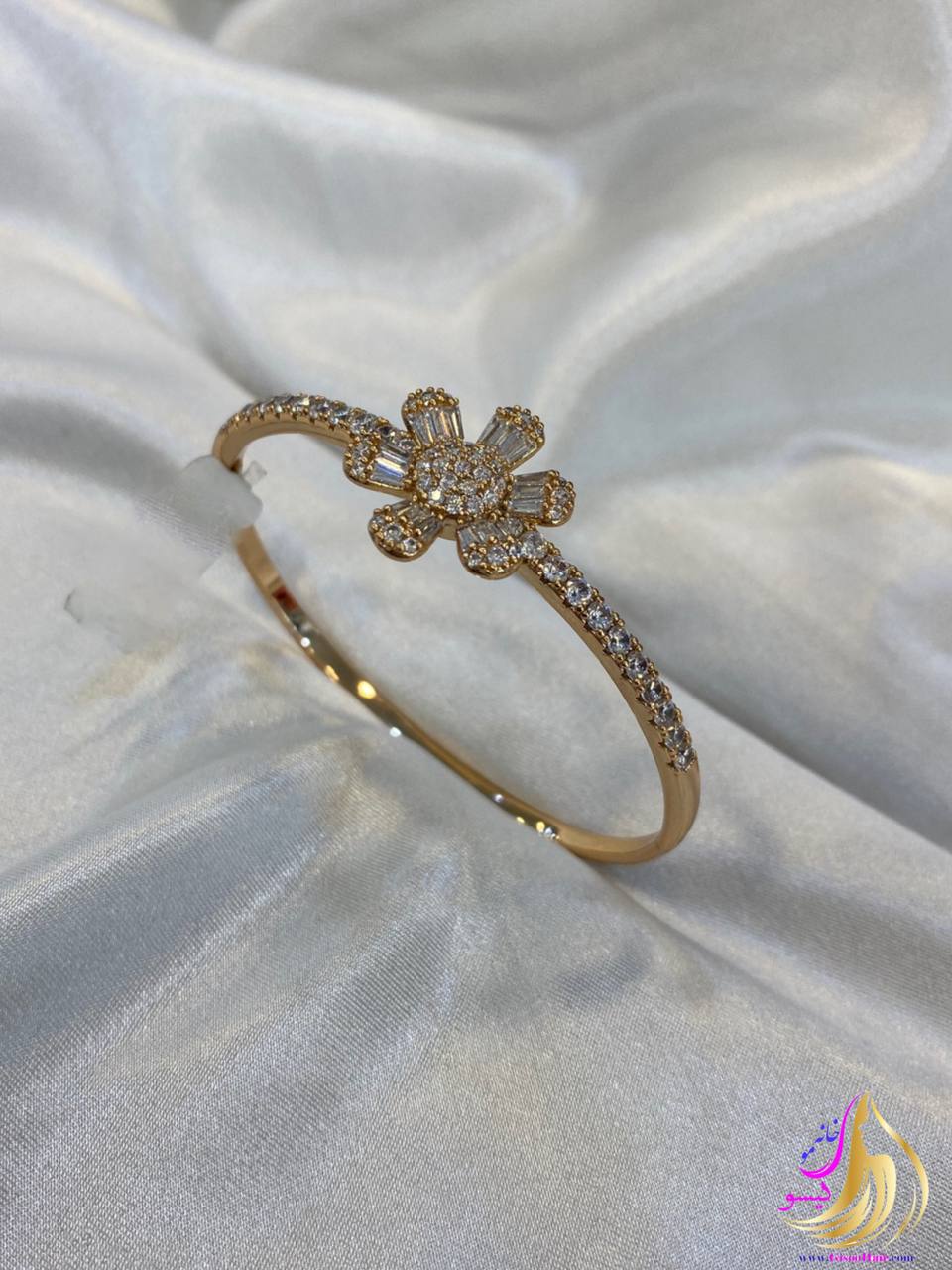 دستبند طرح گل طلایی نگین دار شیک دستبند طرح گل طلایی نگین دار شیک
