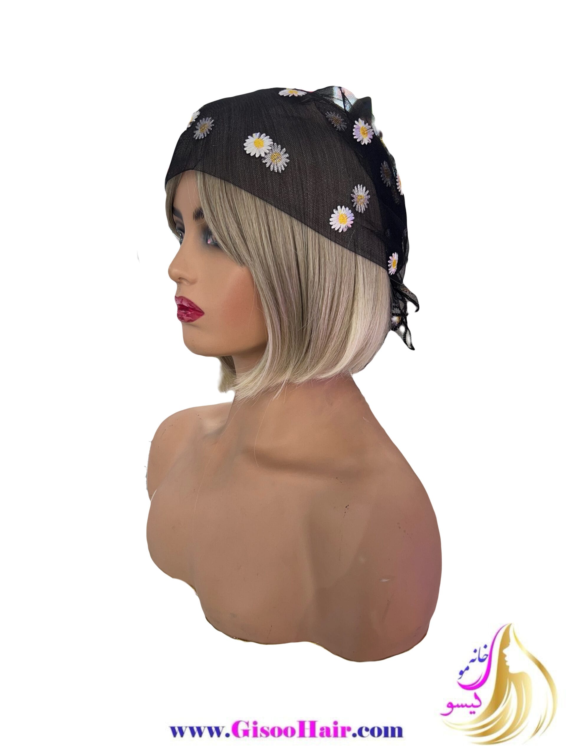 مینی اسکارف طرح بابونه مینی اسکارف طرح بابونه طرح بابونه که نماد نشاط، سادگی و طراوت است، باعث میشود این اسکارف برای استفاده روزمره، قرارهای دوستانه، یا حتی استایلهای هنری بسیار محبوب باشد. سایز کوچک آن، استفاده از آن را بهعنوان دستمال سر، باندانا، دور گردن، روی مچ یا حتی آویز کیف، ممکن میسازد.